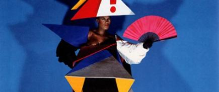 Jean-Paul Goude und Antonio Lopez, Konstruktivistisches Schwangerschaftskleid für Grace Jones, 1979 � Jean-Paul Goude
