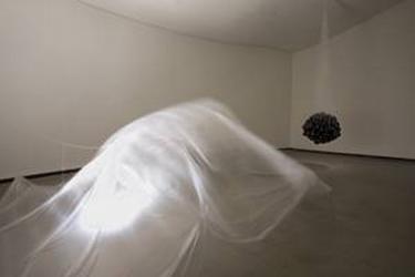 Albrecht Sch�fer, Occelus, 2010 Im Hintergrund: Michel Francois, Souffles dans le verre (noir), 2002 Installationsansicht "Wir sind alle Astronauten", MARTa Herford � VG Bildkunst, Bonn, 2011, Foto: Hans Schr�der
