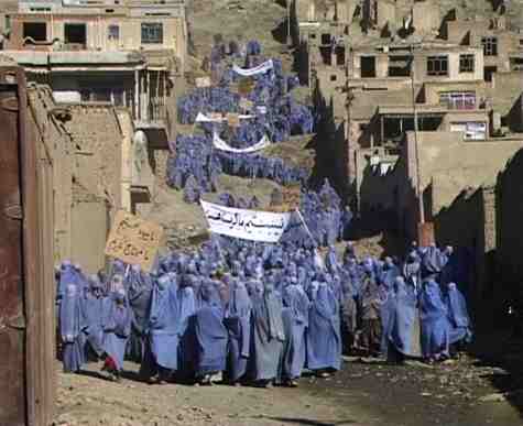 Sandra Schäfer: "The Making of a Demonstration", 2004, Filmstill, © VG Bild-Kunst, Bonn 2011, Courtesy of the artist
