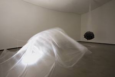 Albrecht Schäfer, Occelus, 2010 Im Hintergrund: Michel Francois, Souffles dans le verre (noir), 2002 Installationsansicht "Wir sind alle Astronauten", MARTa Herford © VG Bildkunst, Bonn, 2011, Foto: Hans Schröder